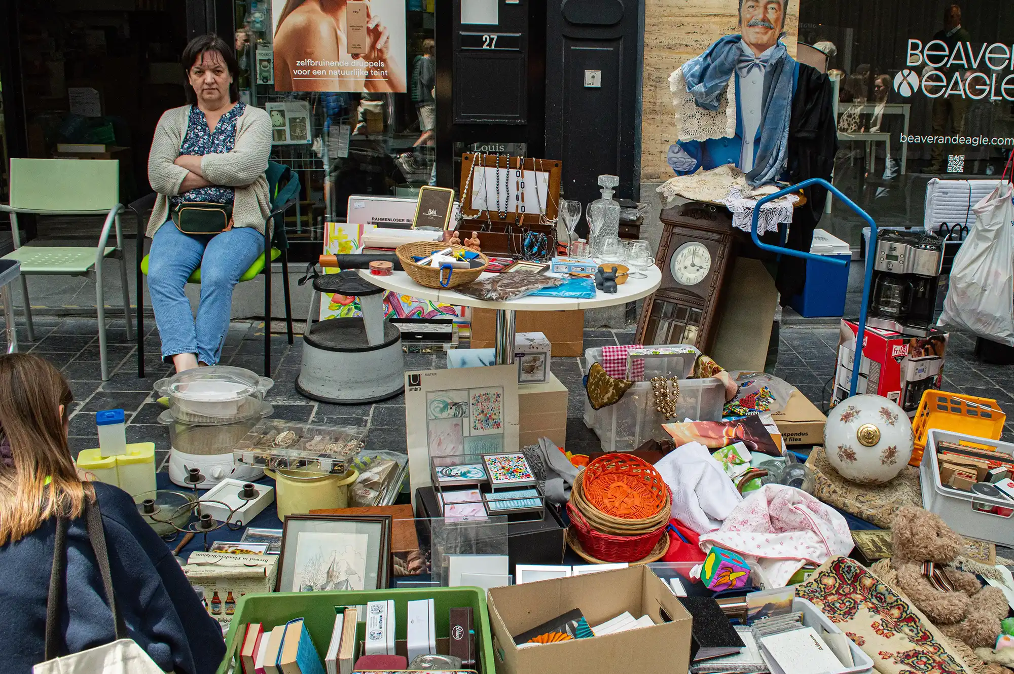 Een standplaats op de rommelmarkt dat allerlei spullen aanbiedt